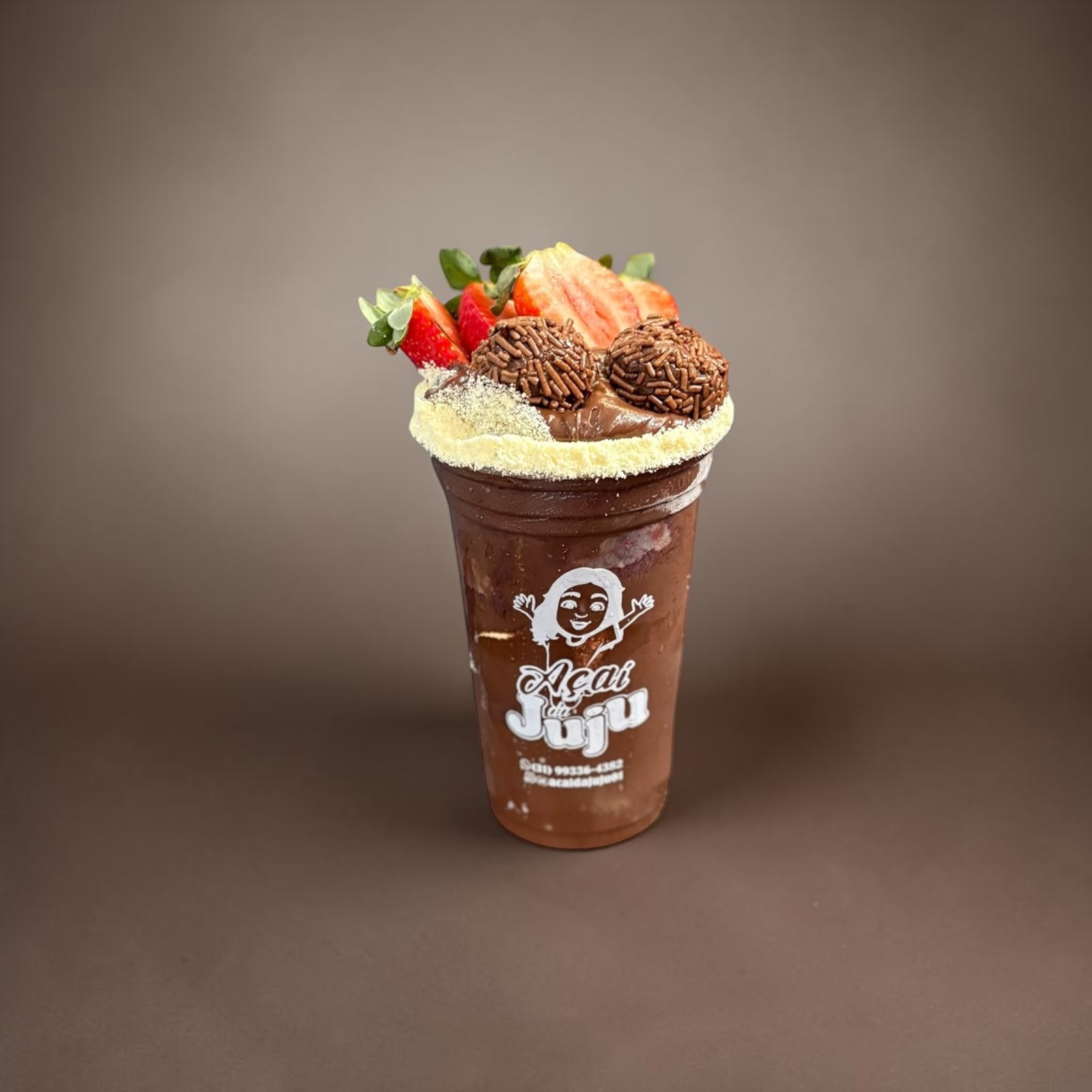 Copo de açaí trufado da Açaí da Juju com brigadeiros e morangos